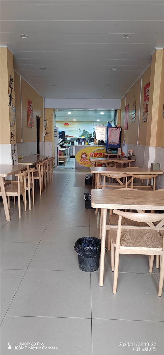 门面房出租，位于建设路与三贤路交叉口往东20米路南门面房出租，位置好，邻路口，感兴趣的电话联系