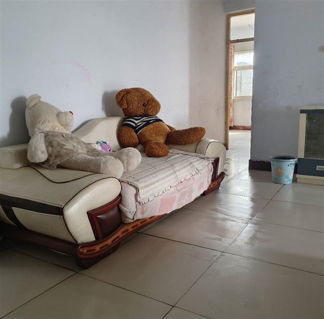 套房出租，地址滨河东路与三贤路交叉口五楼，三室两厅，一厨一卫，采光好，地理位置优越，感兴趣的电话联系