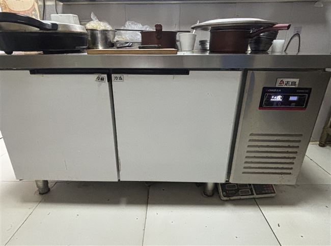 饭店转租，饭店店内东西有要的，可以电话联系