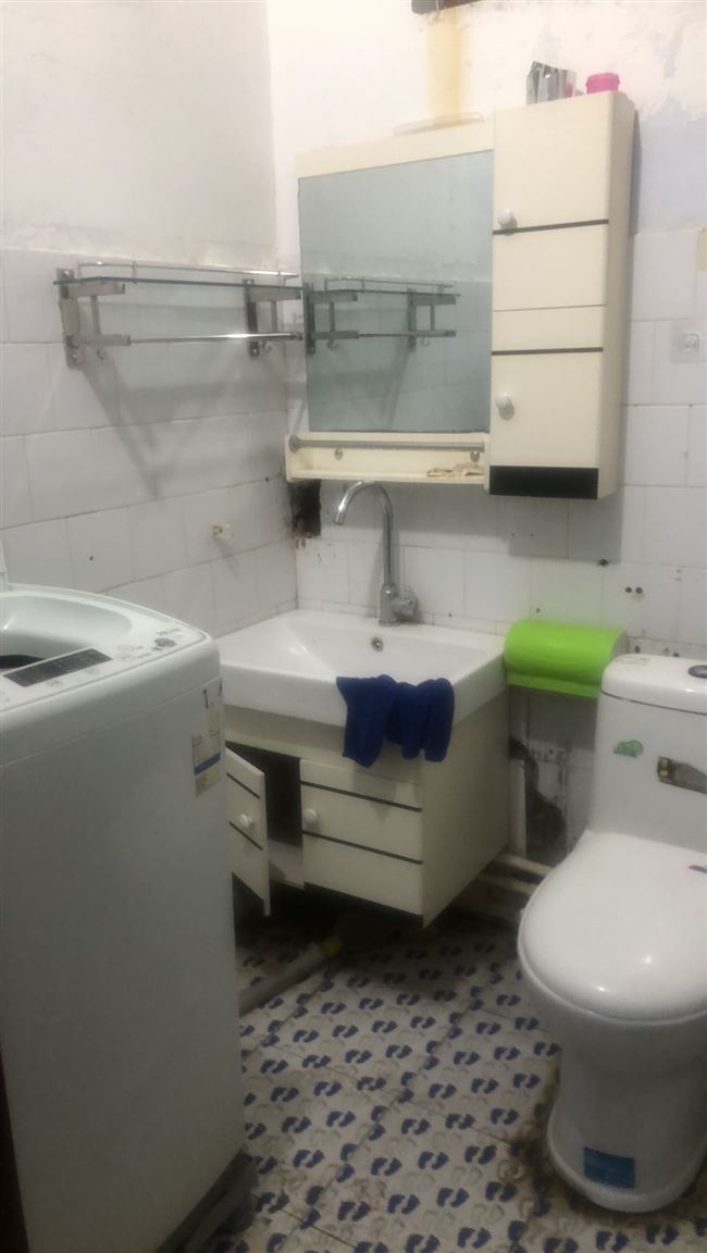 建设路派出所旁边二楼 三室一厅出租，离三初中、一中、三师附小近