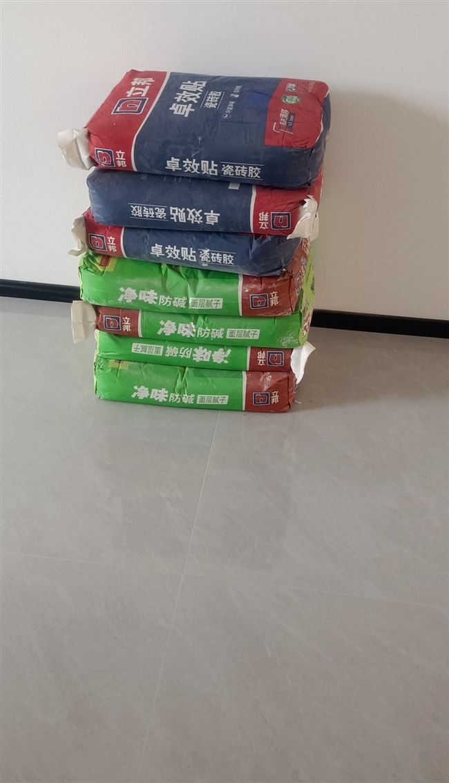 园博园附近小区，立邦腻子，瓷砖胶，一袋10元，车100元，感兴趣的电话联系！