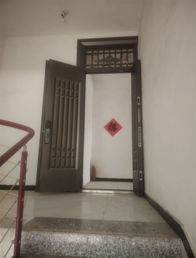 写字楼办公房出租，周围有学校商场饭店，地址文化路西祥路口向北200米路东，总面积360平方米，2楼，