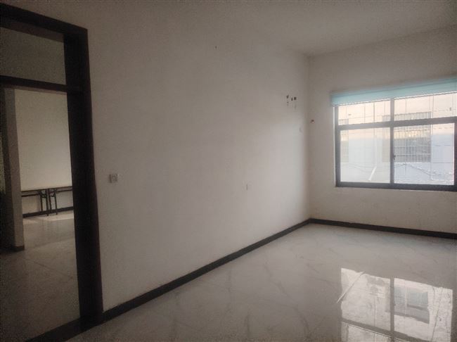 写字楼办公房出租，周围有学校商场饭店，地址文化路西祥路口向北200米路东，总面积360平方米，2楼，