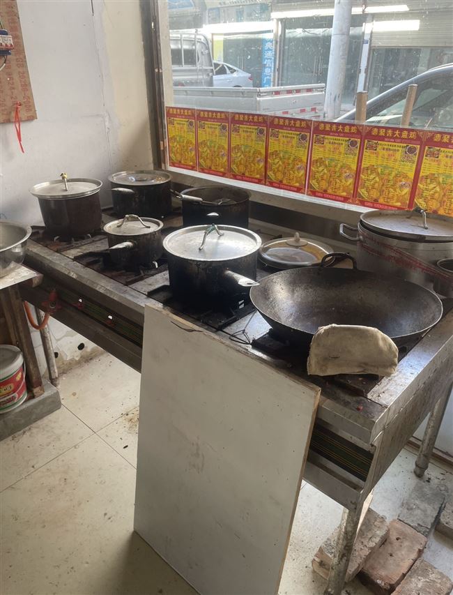 自家餐饮店厨具，所有东西全部处理，有操作台，多层架，星星冰柜，电饭煲，电压力锅，桌子，保温车，煮汤锅
