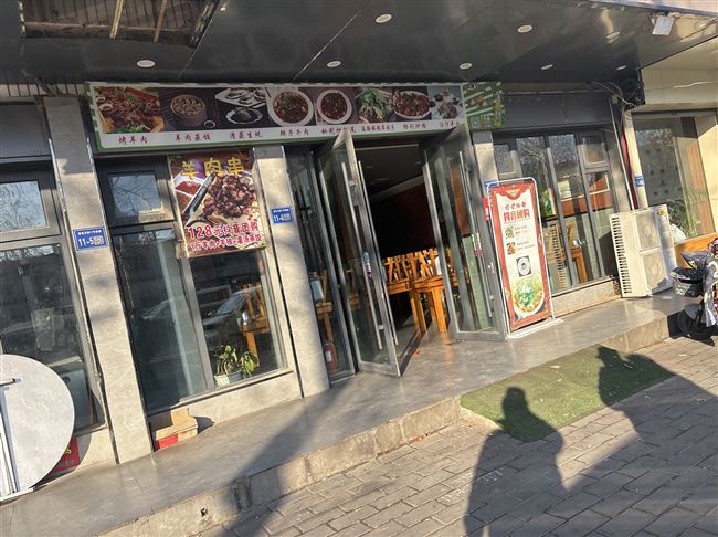 营业中饭店转让，东关红绿灯附近，房租不贵，地理位置优越，年前好生意，