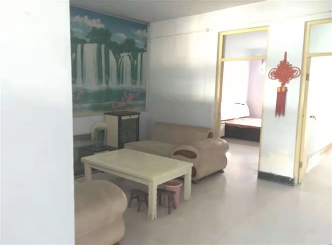 出租房屋：文化路教育街东临尉氏一中。家具齐全三室一厅一厨一卫有网线有空调