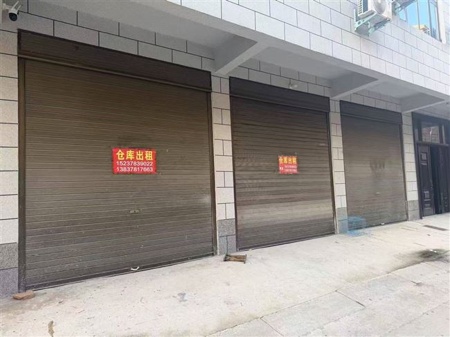 200多平仓库出租，地址城角梁，临大路，水电齐全，感兴趣直接电话联系
